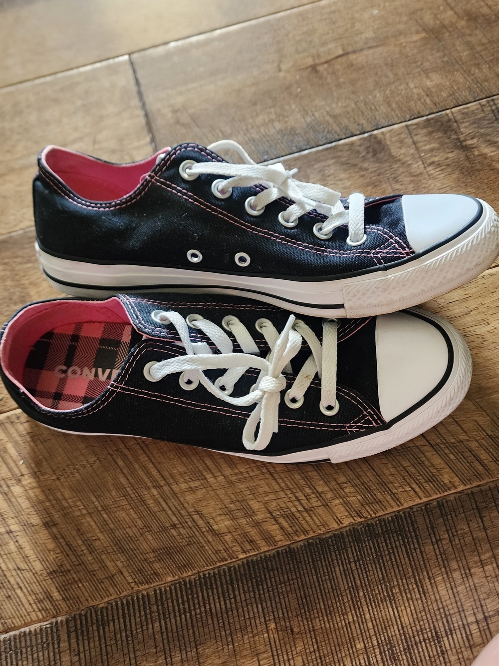Converse Women's Low Top Canvas Sneakers in Black with Pink Lining Size 9